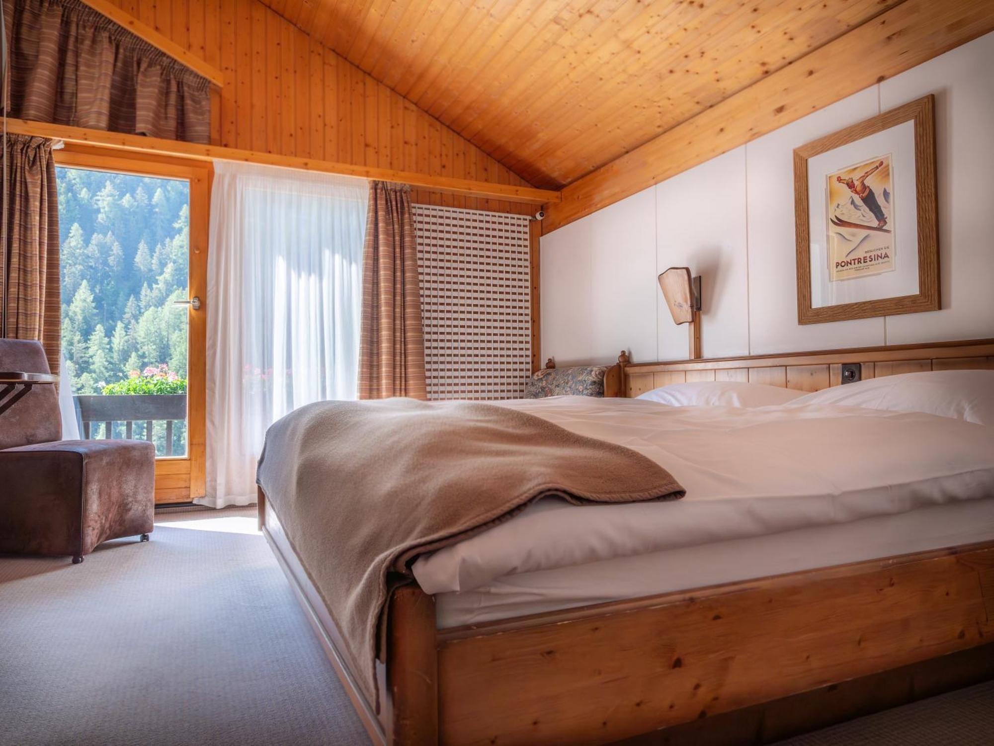 Hotel Cristal - Swiss Riders Lodge Гріменц Екстер'єр фото