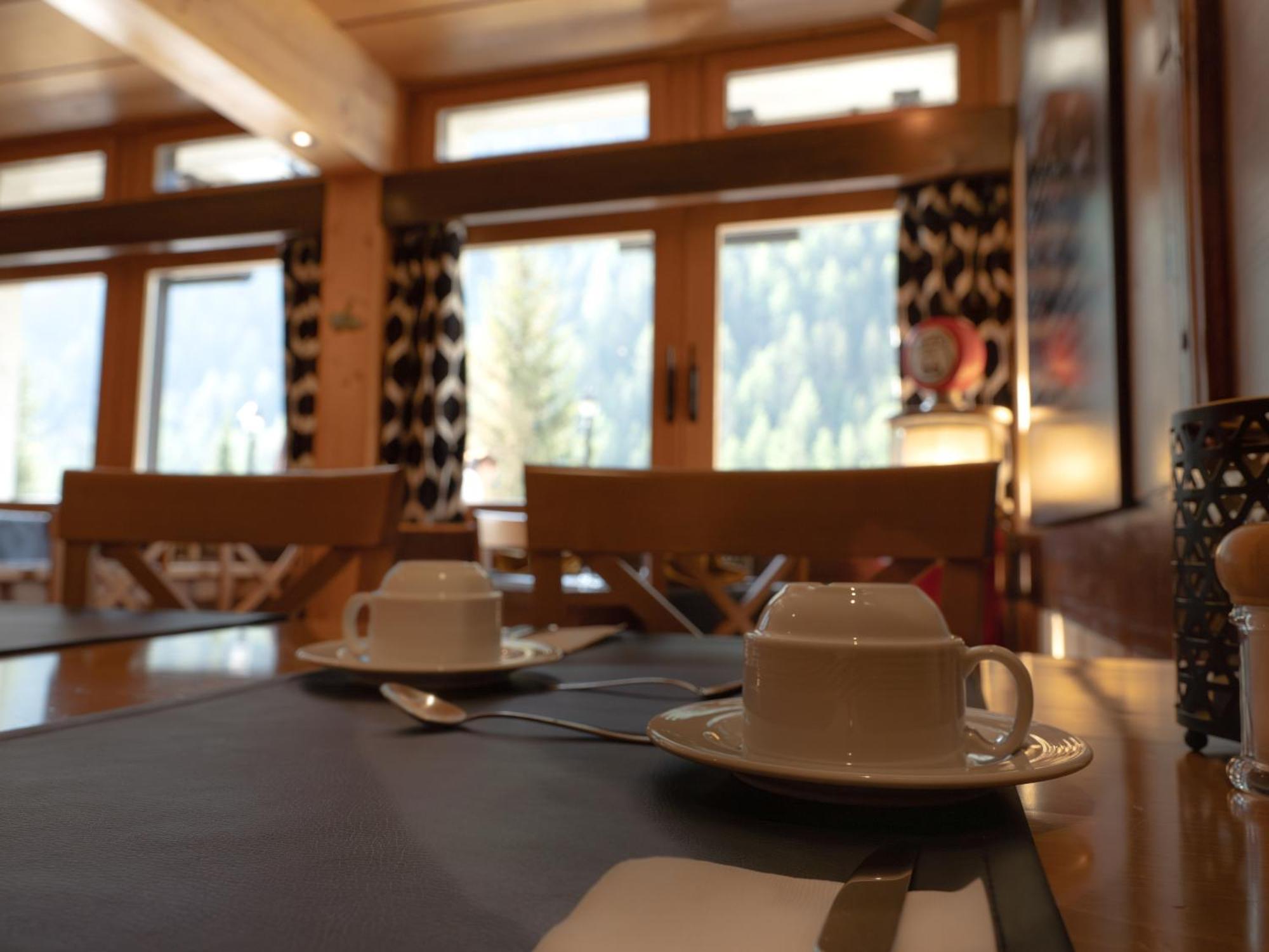 Hotel Cristal - Swiss Riders Lodge Гріменц Екстер'єр фото