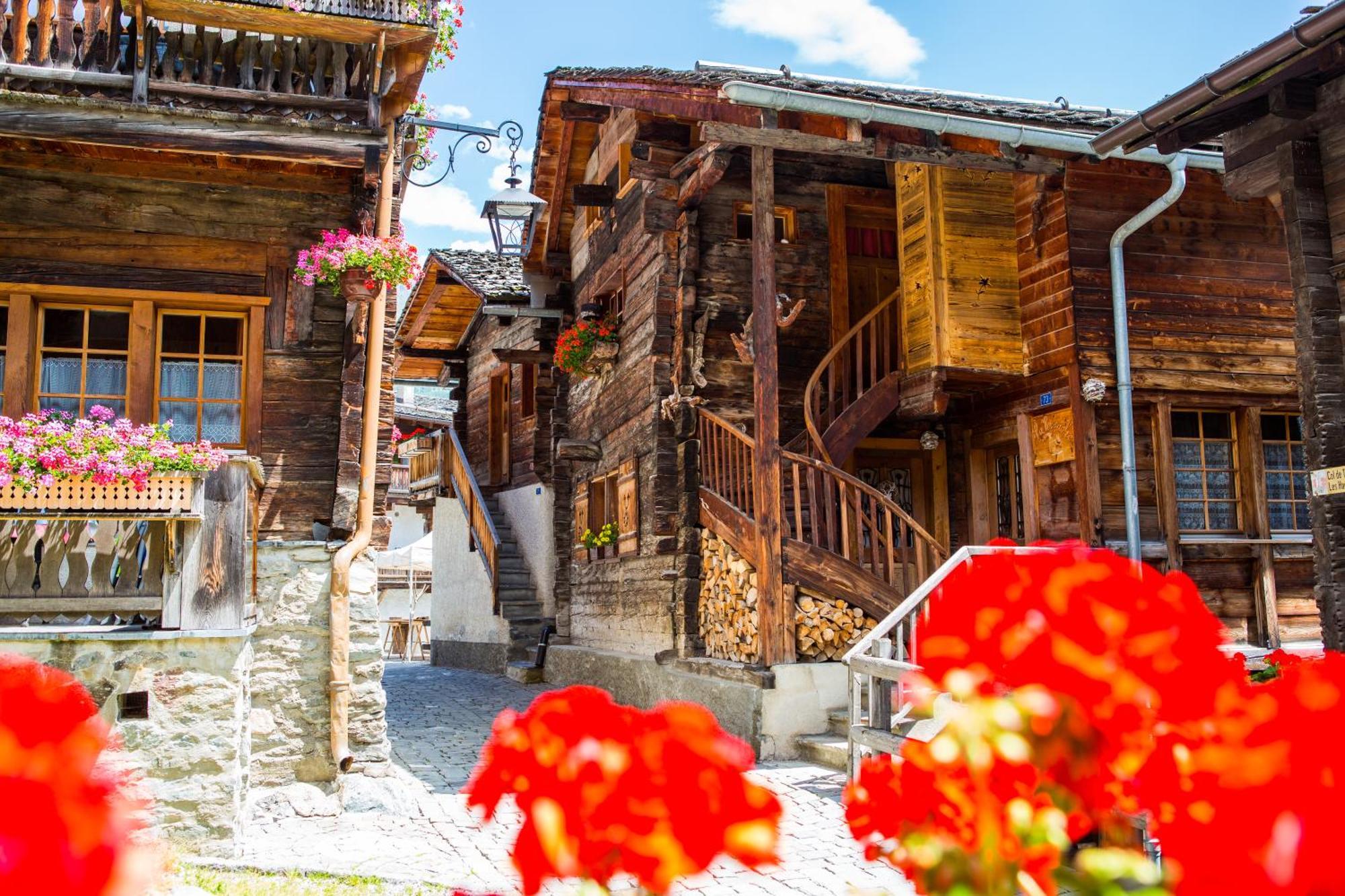 Hotel Cristal - Swiss Riders Lodge Гріменц Екстер'єр фото