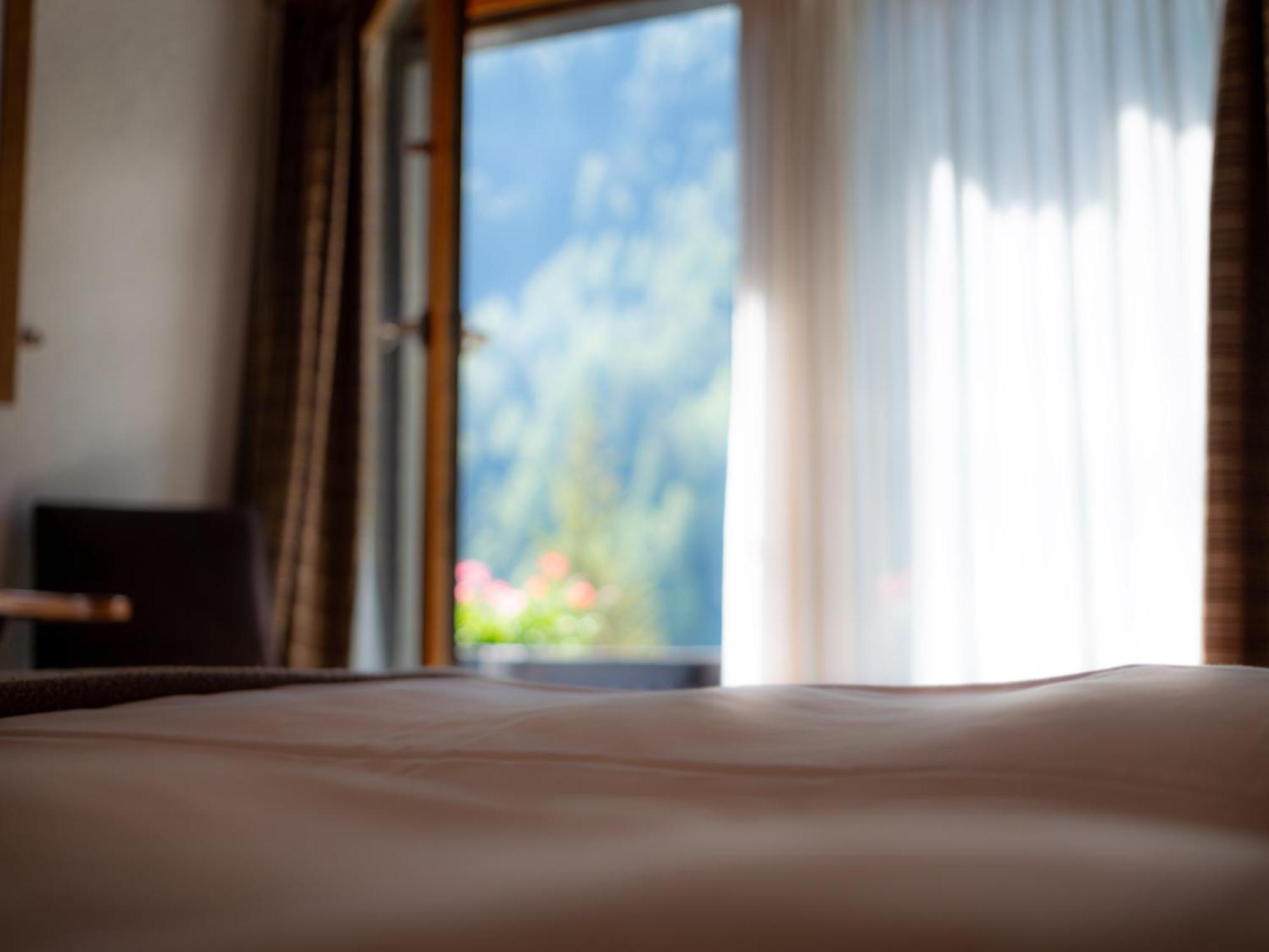 Hotel Cristal - Swiss Riders Lodge Гріменц Екстер'єр фото