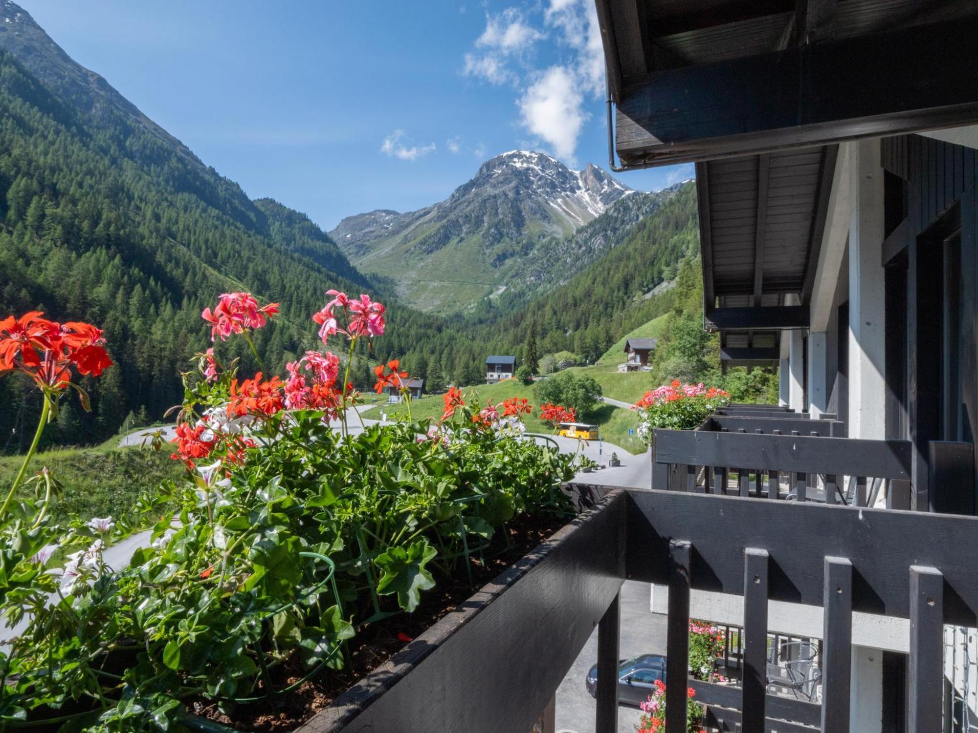 Hotel Cristal - Swiss Riders Lodge Гріменц Екстер'єр фото