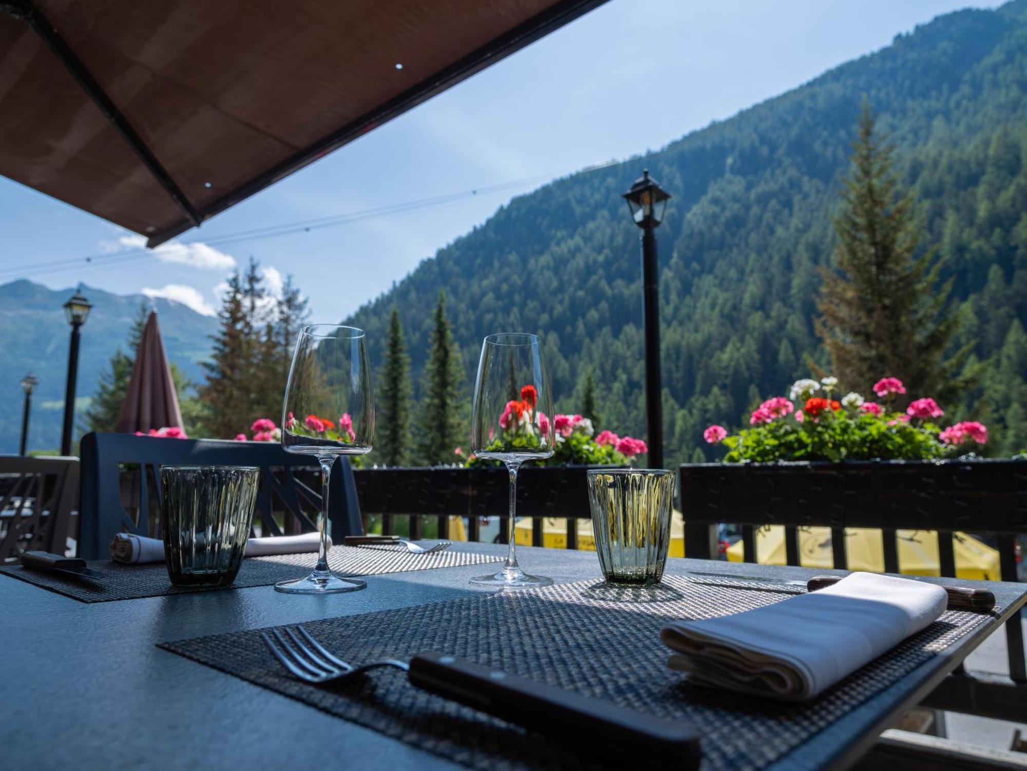 Hotel Cristal - Swiss Riders Lodge Гріменц Екстер'єр фото