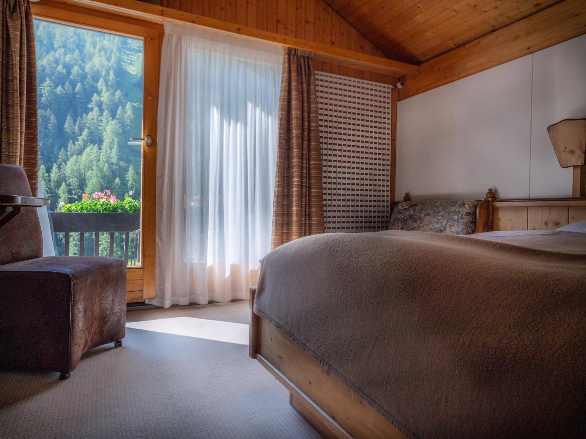 Hotel Cristal - Swiss Riders Lodge Гріменц Екстер'єр фото