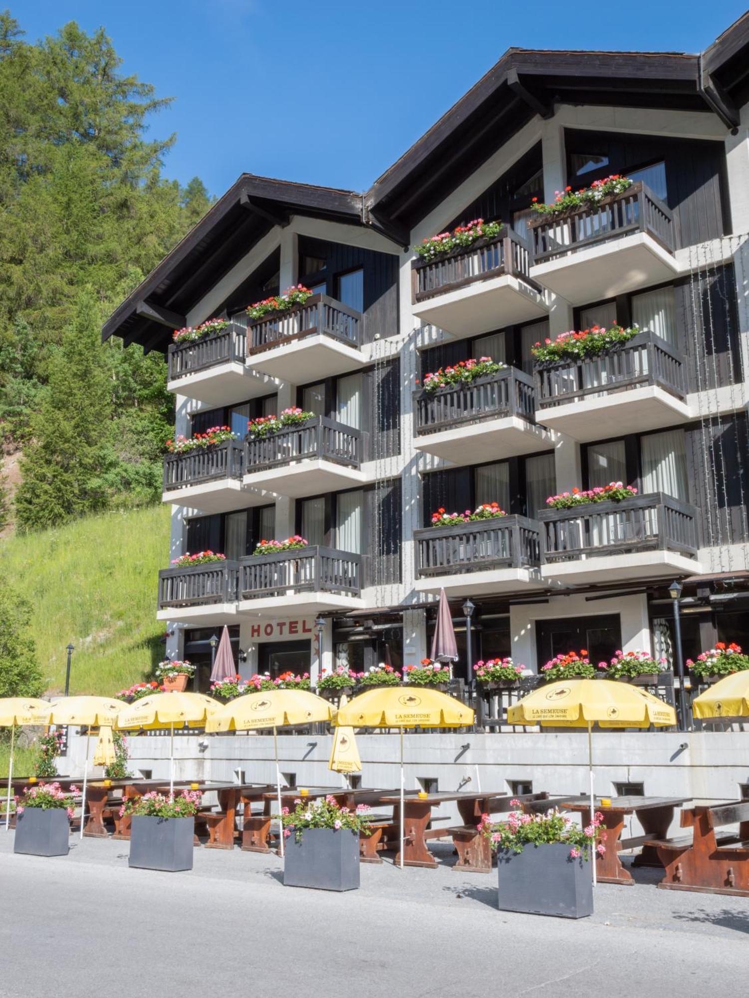 Hotel Cristal - Swiss Riders Lodge Гріменц Екстер'єр фото