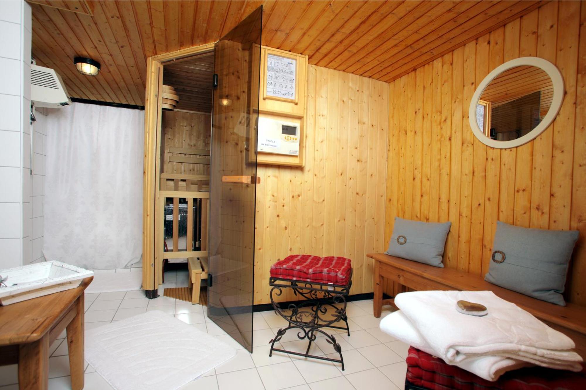 Hotel Cristal - Swiss Riders Lodge Гріменц Екстер'єр фото