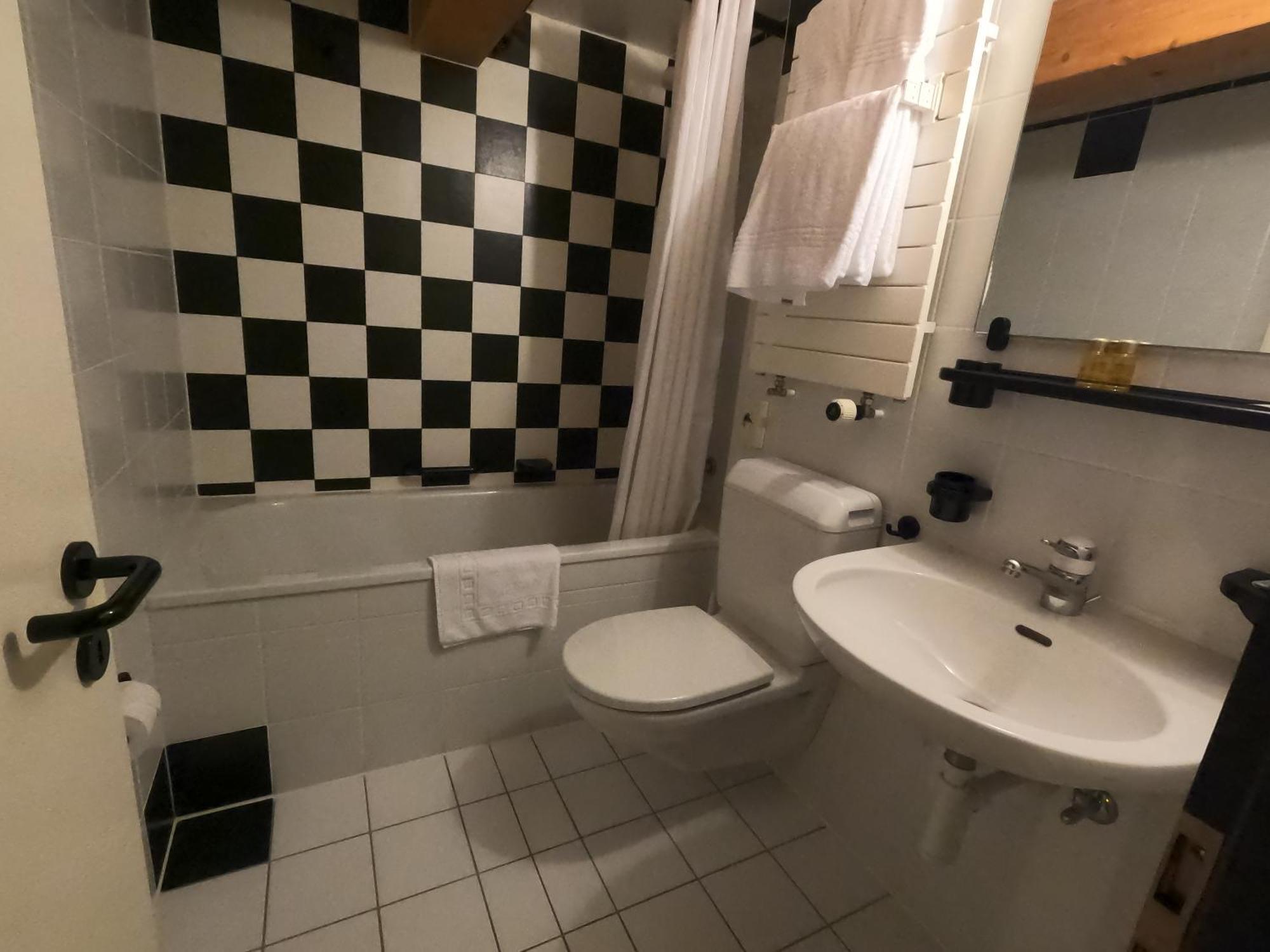Hotel Cristal - Swiss Riders Lodge Гріменц Номер фото